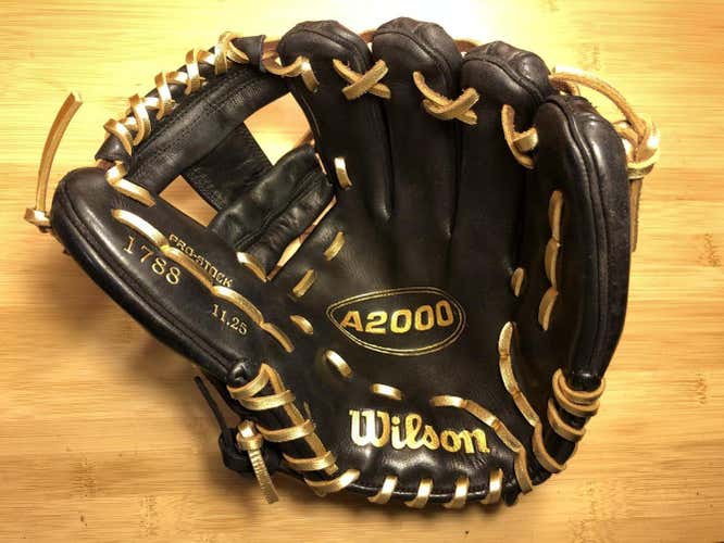 Black Wilson Right Handed Infield A2000 1788 Baseball Glove 11.25"