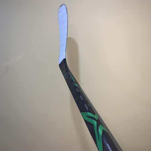Senior Right Handed Vapor ADV Mid  Hockey Stick