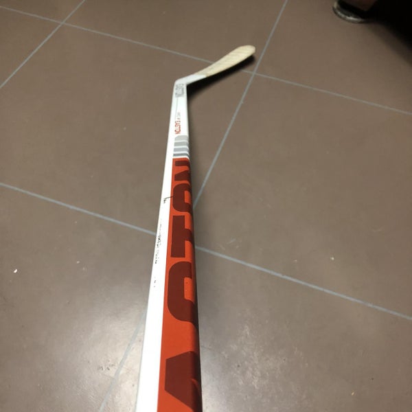 Senior Right Handed mako M2 Mid Hockey Stick