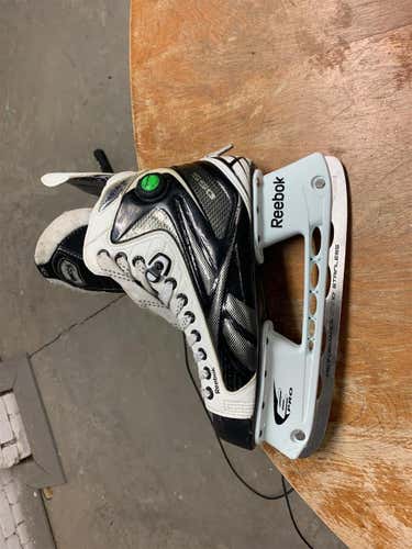 Reebok White k EE (Extra Wide) Size 8 Hockey Skates