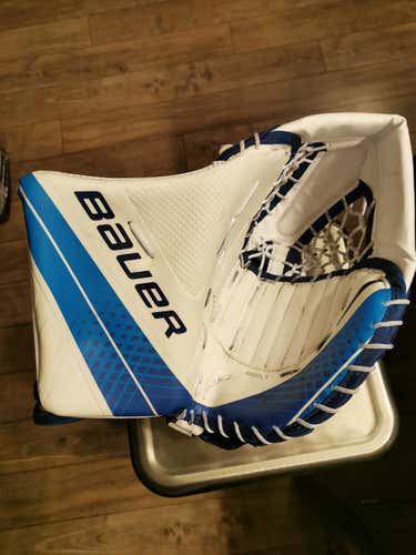 White/blue Senior Bauer Vapor X900 Catch glove