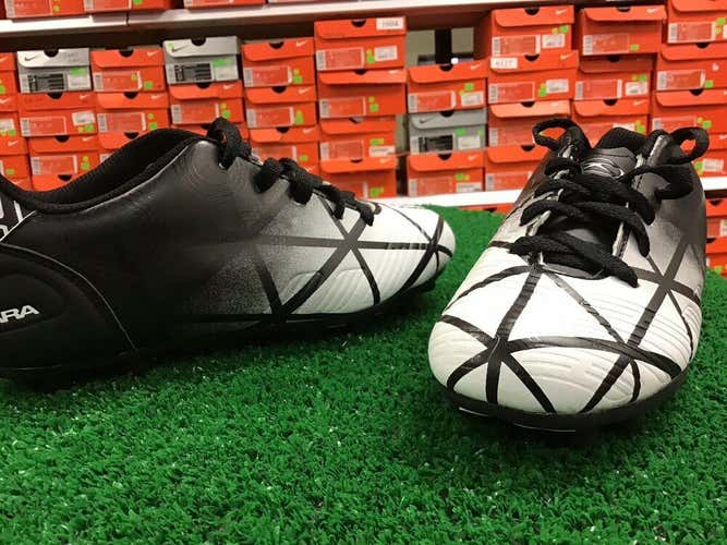New Xara Illusion Black B White Soccer Cleat Size 4 New In Box FIRM PRICE
