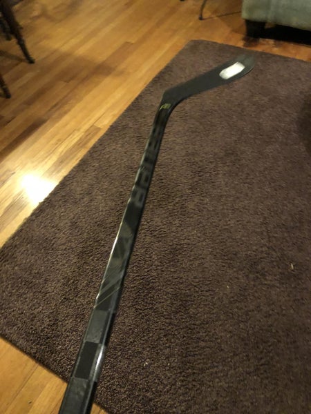 New Intermediate Bauer Right Handed Vapor FlyLite Hockey Stick Toe
