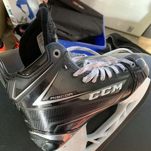 Senior CCM Ribcor 80K D&R (Regular)  Size 6.5 Hockey Skates