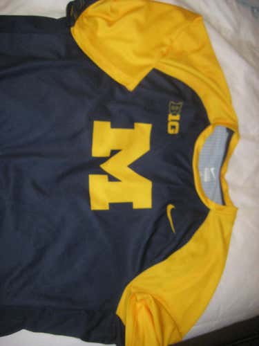 Nike Michigan lacrosse shooter shirt XL & Under Armour Columbine shooter shirt M bundle