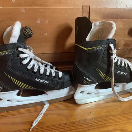 Youth CCM CCM 1052 Size 4 Hockey Skates