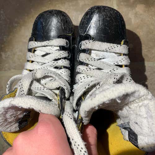 Junior Bauer Supreme 160 Size 12 Hockey Skates