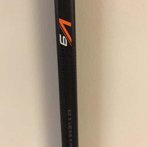 Senior Right Handed V9 Hockey Stick - E3 Curve, 85 Flex