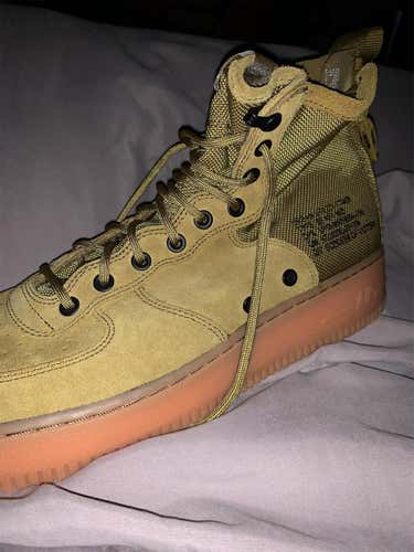 Men's 11 (Women's 12) Nike Shoes