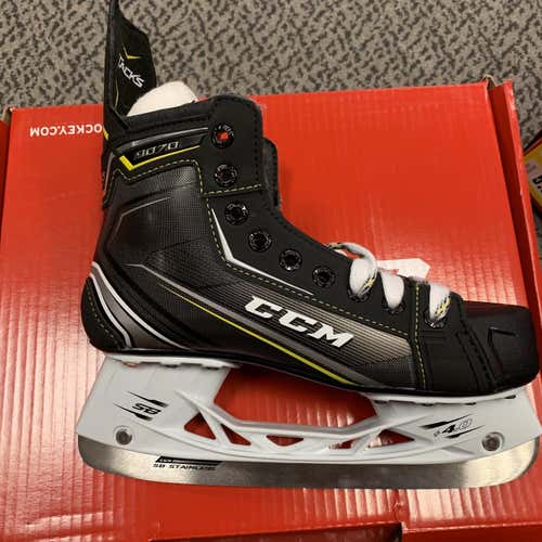 Junior CCM Tacks 9070 EE (Extra Wide)  Size 5.5 Hockey Skates
