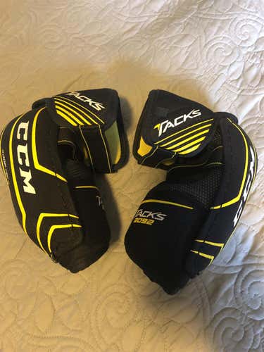 Junior Large CCM Tacks 3092 Elbow Pads