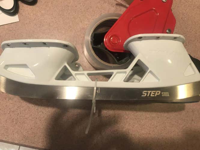 New True Holders, Runners, & Replacement Steel SIZE 280 REMOVED FROM A PAIR OF TRUE SKATES