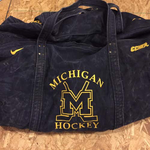 UNIVERSITY OF MICHIGAN WOLVERINE HOCKEY CCHA COSBY NIKE BAG