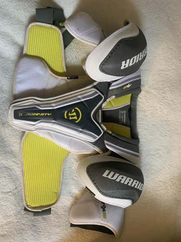 Warrior Dynasty AX2 Shoulder Pads Sr Large