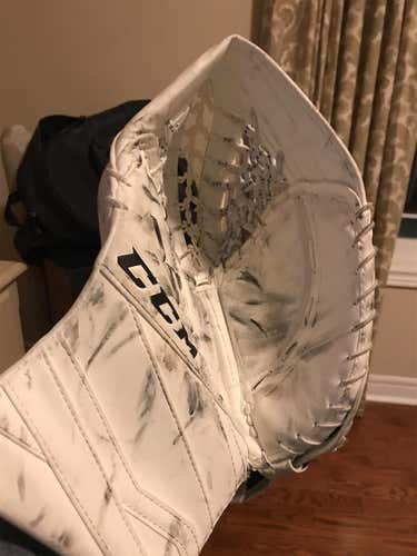 CCM Extreme Flex E3.9 Intermediate Catcher - White