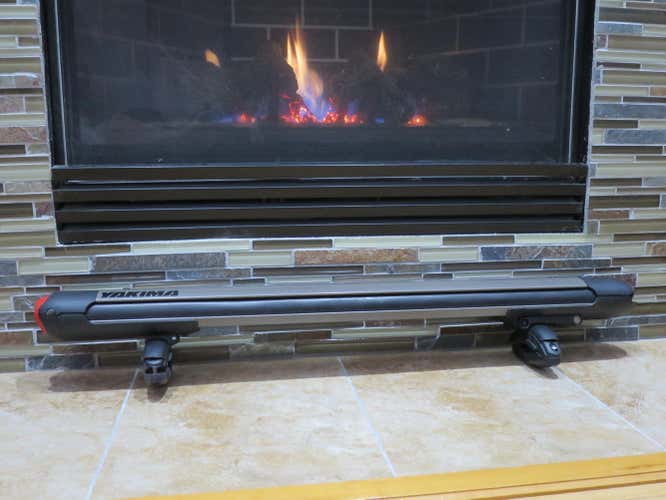 Yakima FatCat 6 Ski Snowboard Rooftop Mount