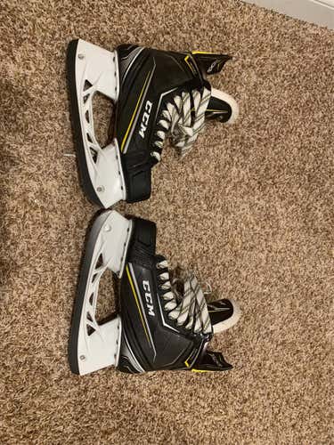 Senior CCM Tacks 9090 D&R (Regular)  Size 8.5 Hockey Skates (Left Skate Punched)
