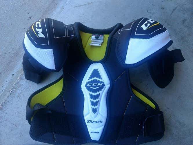Junior Large CCM Tacks 2052 Shoulder Pads