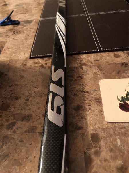 Senior Right Handed S19 Mid Hockey Stick