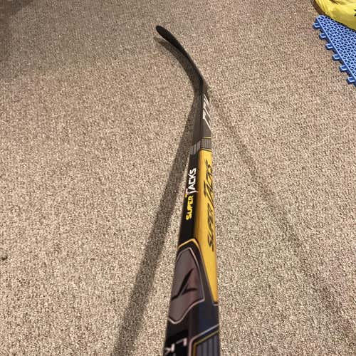 CCM Super Tacks - RH P28 85flex (-2")