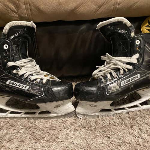 Senior Bauer Supreme matrix EE (Extra Wide)  Size 8.5 Hockey Skates