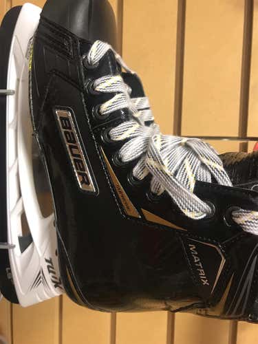 Senior Bauer Supreme matrix D&R (Regular)  Size 10.5 Hockey Skates