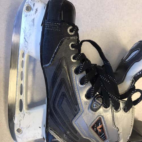 Junior CCM Vector 8.0  Size 5.5 Hockey Skates