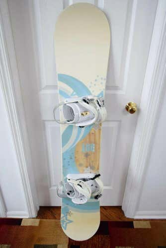 LTD MOXIE SNOWBOARD SIZE 149 CM WITH MEDIUM MORROW BINDINGS