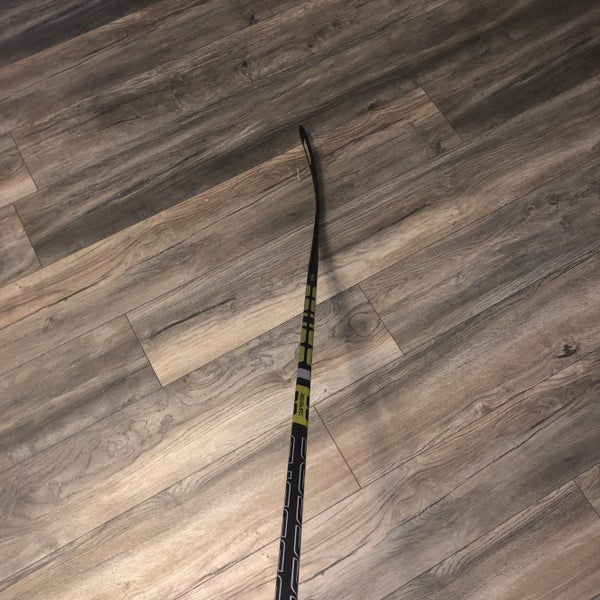 New Senior Right Handed Supreme 2S Team Mid Hockey Stick