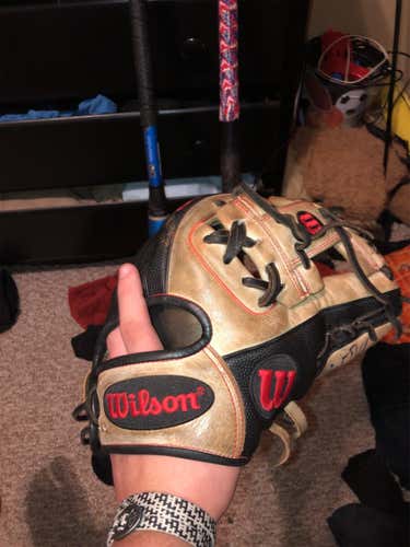 Pitcher's A2000 11.25" Baseball Glove