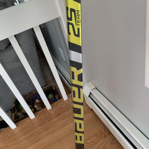 Senior Right Handed Supreme 2S Team Toe Hockey Stick