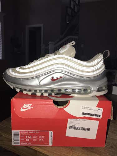 White Men's 11.5 (Women's 12.5) Nike