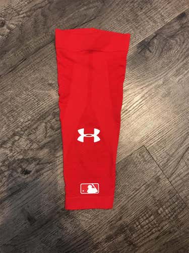 Under Armour Arm Sleeve (Red, Size M)