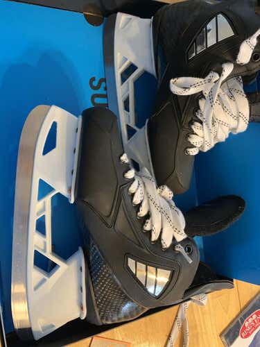 New Senior True Hockey Skates Size 8