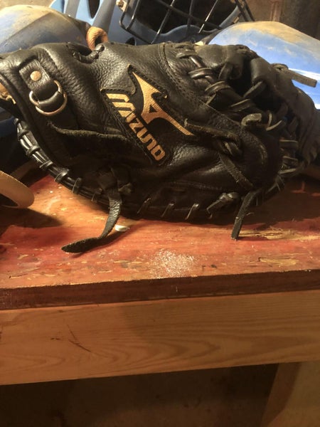 Used Mizuno Right Handed Baseball Glove 33.5"