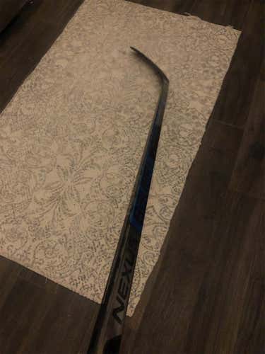 Senior Right Handed Nexus 2N Pro Mid Hockey Stick