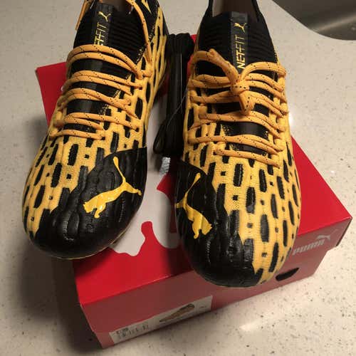 Yellow Men's 8.5 (Women's 9.5) Puma Future Cleats