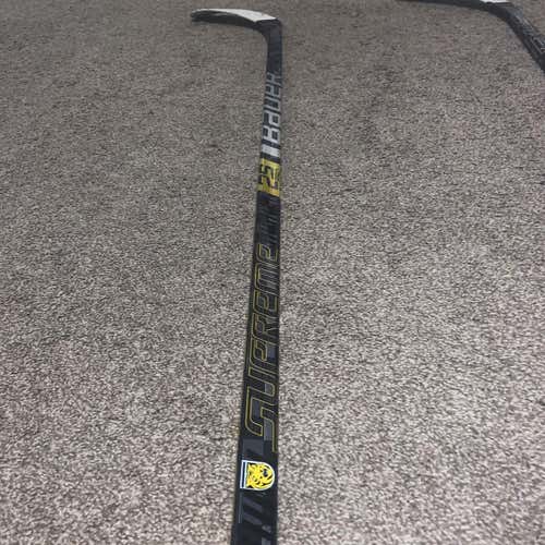 Senior Right Handed Supreme 2S Pro Toe Pro Stock Hockey Stick