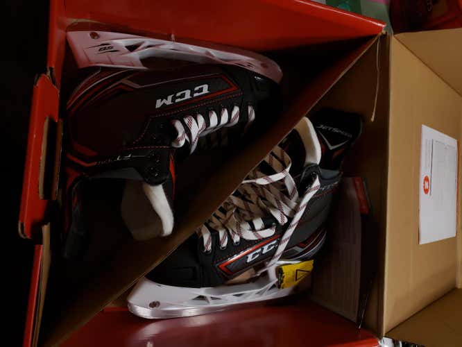 New Senior CCM JetSpeed FT370 Hockey Skates Size 8 D