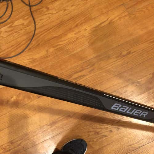 Intermediate Right Handed Vapor APX2  Hockey Stick