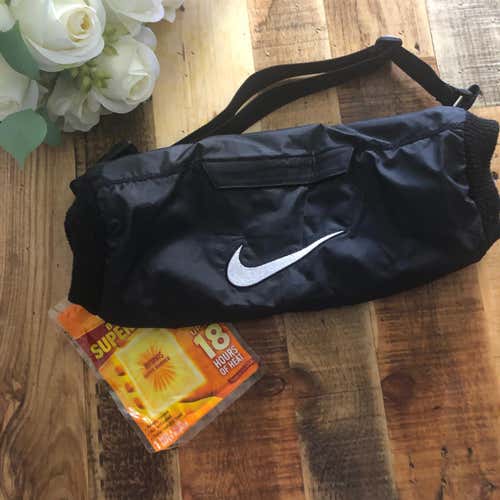 NIKE FOOTBALL HAND WARMER BLACK/WHITE ADJUSTABLE