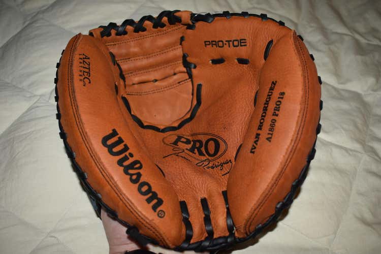 Wilson A1860 PRO18 Ivan Rodriguez Catchers Mitt RHT - NWT