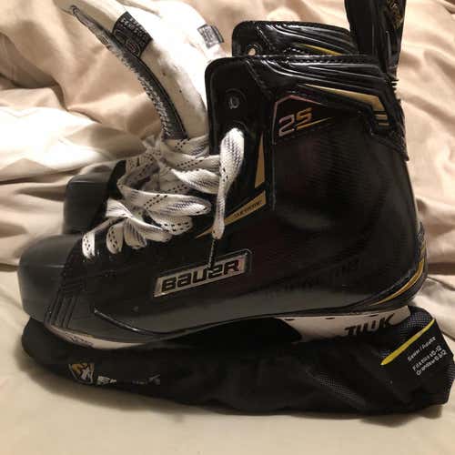 Senior Bauer Supreme 2S EE (Extra Wide)  Size 9 Hockey Skates