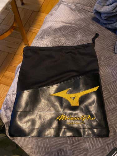 Black Mizuno Pro glove Bag