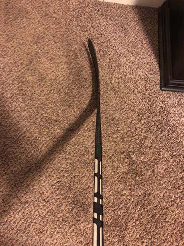 Senior Right Handed Supreme 2S Pro Mid Pro Stock Hockey Stick