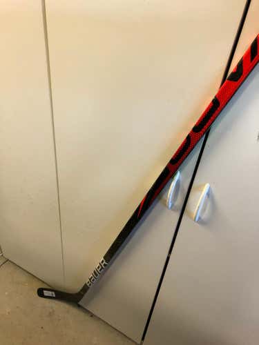 New Senior Bauer Right Handed Vapor FlyLite Hockey Stick 70 Flex P14