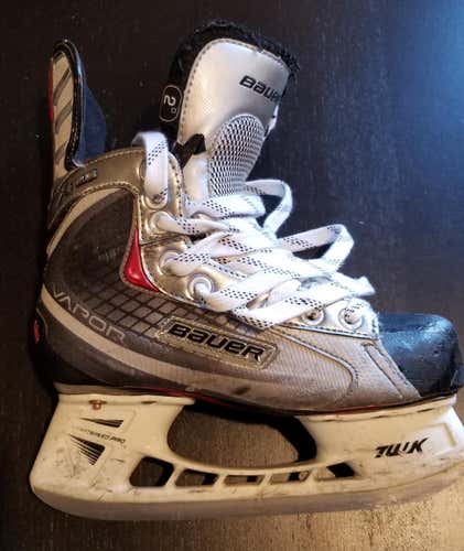 Used Junior Bauer Vapor X2.0 Hockey Skates D&R (Regular) Size 2