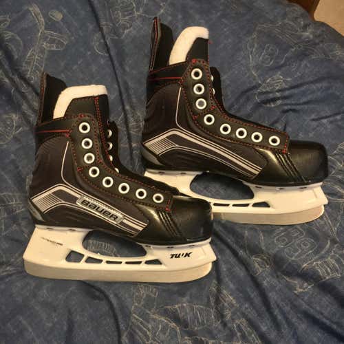 Youth Bauer Vapor X300 D&R (Regular) Size 13 Hockey Skates