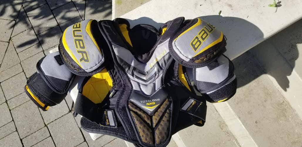 Used Junior Small Bauer Supreme TotalOne NXG Shoulder Pads