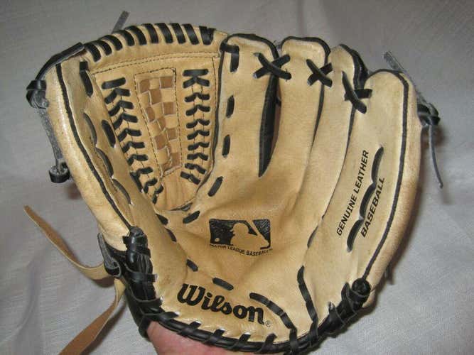 Wilson A2452 11.5" Leather Baseball Glove right hand throw